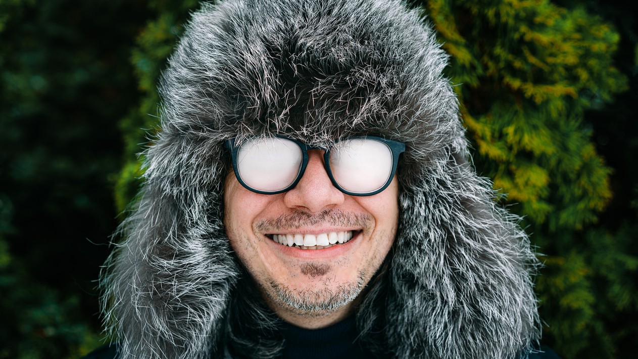Zahmlené okuliare sú frustrujúcim javom počas zimných dní.