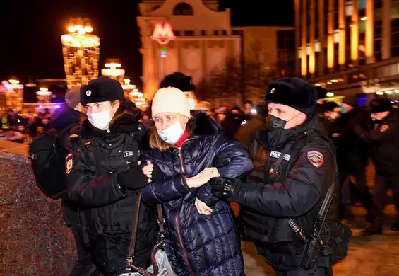 Rosjanie, którzy protestują przeciwko wojnie w Ukrainie, trafiają do aresztów