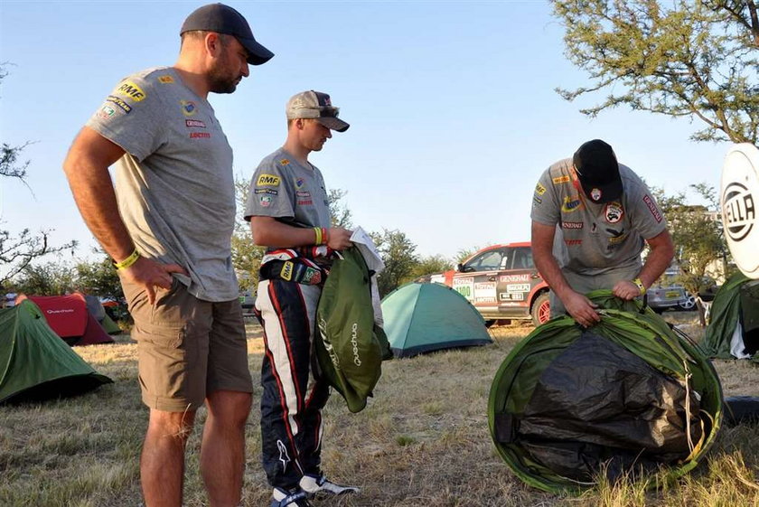 Adam Małysz dobrze radzi sobie na trasie Rajdu Dakar 2012. Gorzej idzie mu składanie namiotu