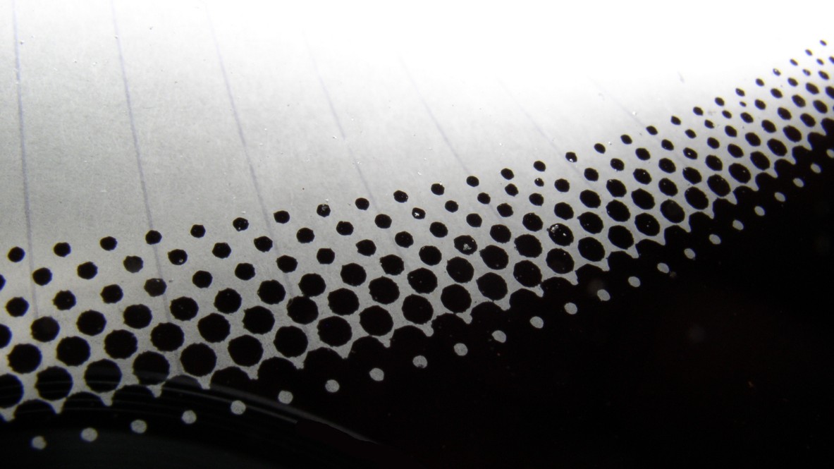 Čierne bodky na skle áut majú názov frit.