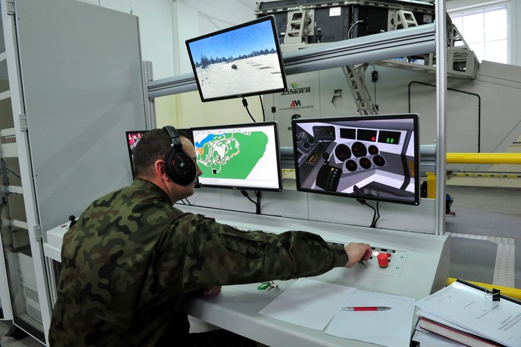 W skład urządzeń wchodzi także stanowisko instruktora na którym znajdują się te same wskaźniki, lampki kontrolne co w symulatorze. Instruktor ma do dyspozycji także kamerę widoku wnętrza, podgląd mapy terenu oraz obraz widziany przez szkolonego żołnierza. <br><br> fot. (zuz) PAP/Marcin Bielecki