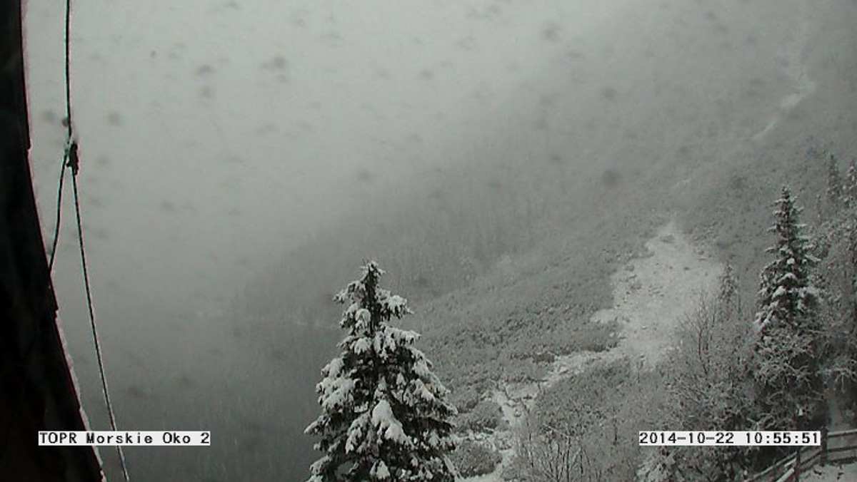 W Tatrach zima. Dwa stopnie poniżej zera wskazują termometry na Kasprowym Wierchu. Śnieg pada od wysokości ok. 1300 metrów n. p. m. Według prognoz meteorologów w górach może spaść nawet do 20 cm białego puchu.