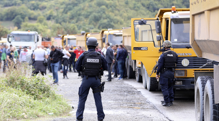 Brüsszel, Washington és Moszkva is a koszovói-szerb határon kialakult konfliktus békés megoldását sürgeti /Fotó: MTI/AP/Bojan Slavkovic