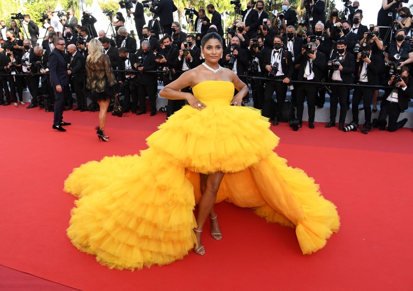 Tüll über Tüll: Farhana Bodi läuft in einer Robe von Atelier Zuhra über den roten Teppich.