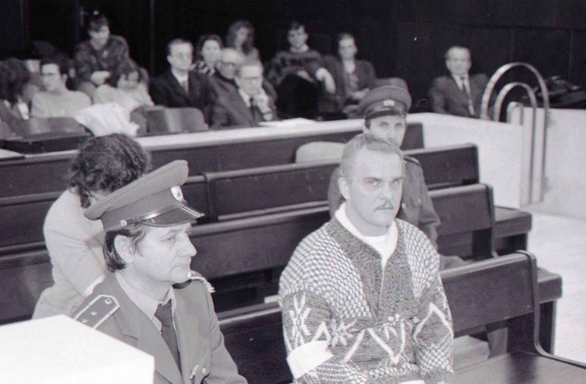 Na archívnej snímke z 13. januára 1992 obžalovaní Ján Molnár (vpravo) a Ľubor Masár (vľavo) počas hlavného pojednávania, ktoré pokračovalo po dvoch mesiacoch na Mestskom súde v Bratislave.
