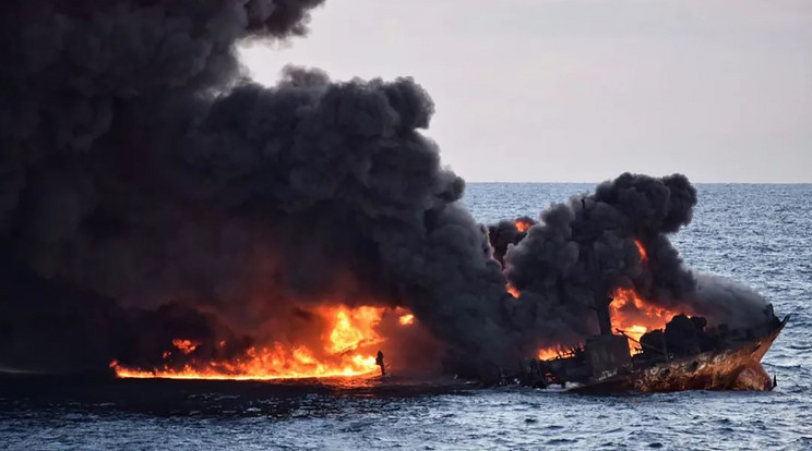 Elsüllyedése előtt nem sokkal így nézett ki a hete égő olajtanker /Fotó: AFP
