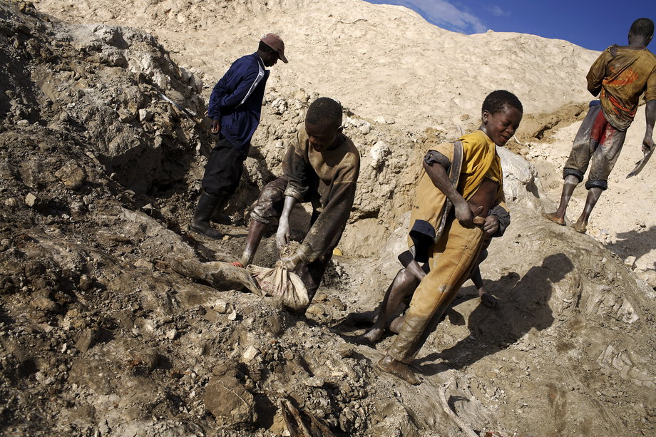 W kopalni w Kongo pracuje około 4 tys młodych mężczyzn i chłopców. Najmłodsi pracownicy mają nawet osiem lat. 