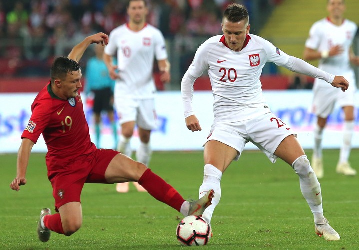 Polak Bartosz Piotr Zieliński (P) i Mario Rui (L) z Portugalii podczas meczu piłkarskiej Ligi Narodów w Chorzowie