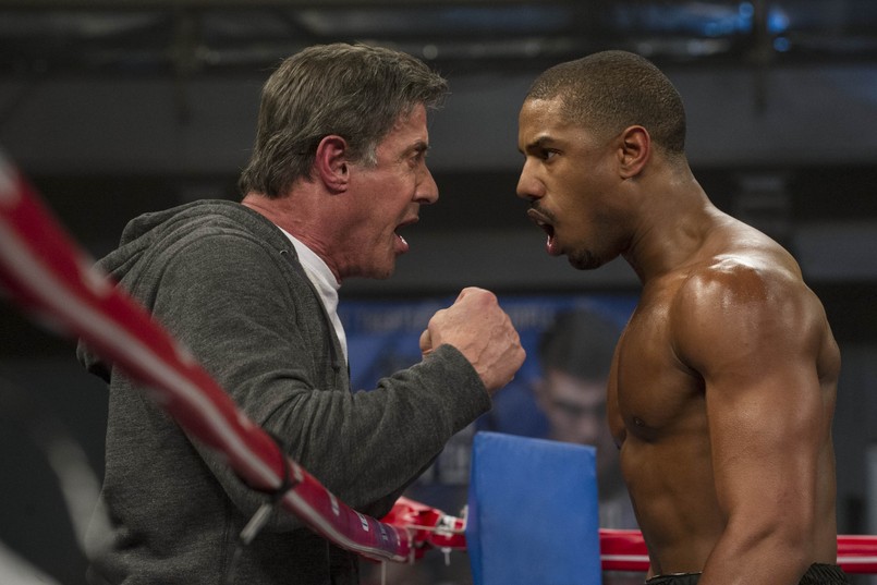 Siódmy film z udziałem Rocky'ego Balboa jest zarazem pierwszym, którego nie napisał, ani nie reżyserował Sylvester Stallone – za kamerą stanął Ryan Coogler ("Fruitvale", wkrótce "Black Panther"). Nowe pokolenie wprowadza postać Adonisa Johnsona – syna Apollo Creeda – słynnego boksera, a jednocześnie przyjaciela Rocky'ego.