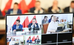 Nękanie lokatorów kamienicy przy ul. Nowogrodzkiej 6a. 'Zaczęli przychodzić chłopcy, wypisz, wymaluj Pruszków'