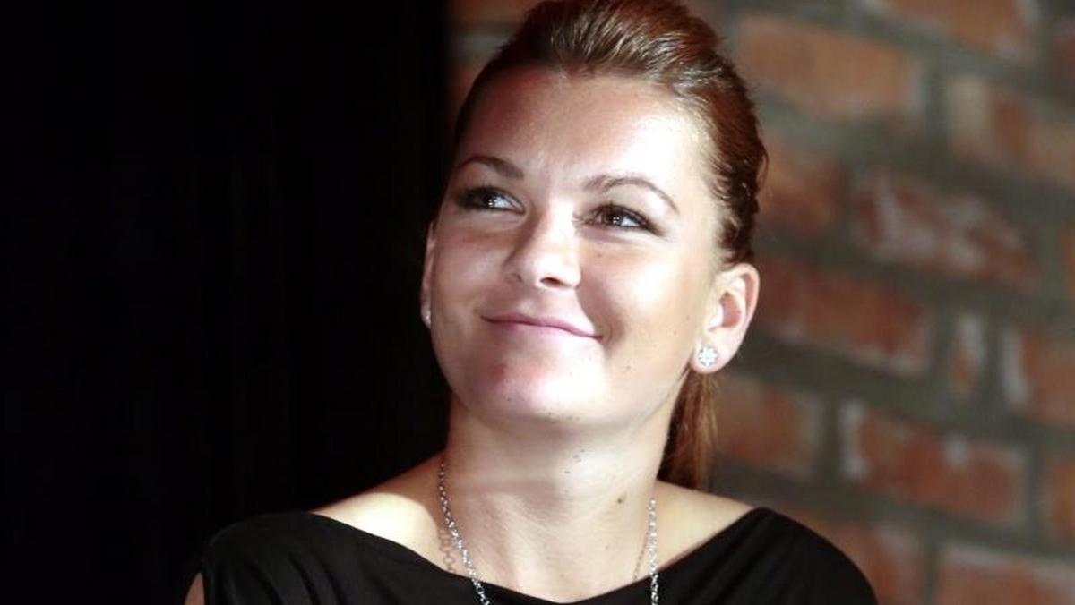 Agnieszka Radwańska uśmiechnięta w makijażu