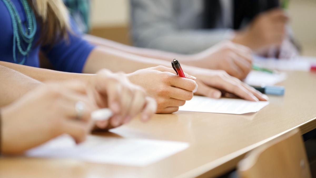 Studenci rzadziej zastanawiają się nad tym, czy dana specjalizacja zapewni im dobrze płatną posadę, a co drugiego w pierwszej pracy w zawodzie zadowoli pensja do 3 tys. zł na rękę – wskazuje sondaż przeprowadzony na zlecenie Wyższej Szkoły Bankowej w Warszawie, którego wyniki poznała "Rzeczpospolita".