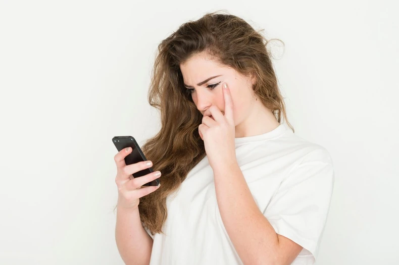 Fejsbuk, telefon, tinejdžerka