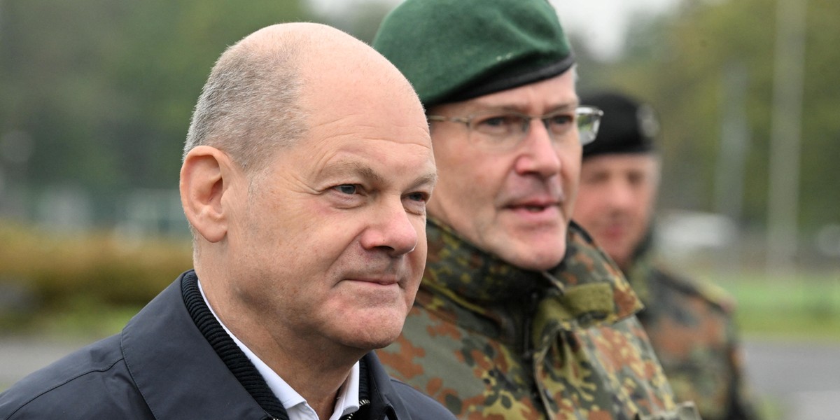 Kanclerz Olaf Scholz oraz gen. André Bodemann