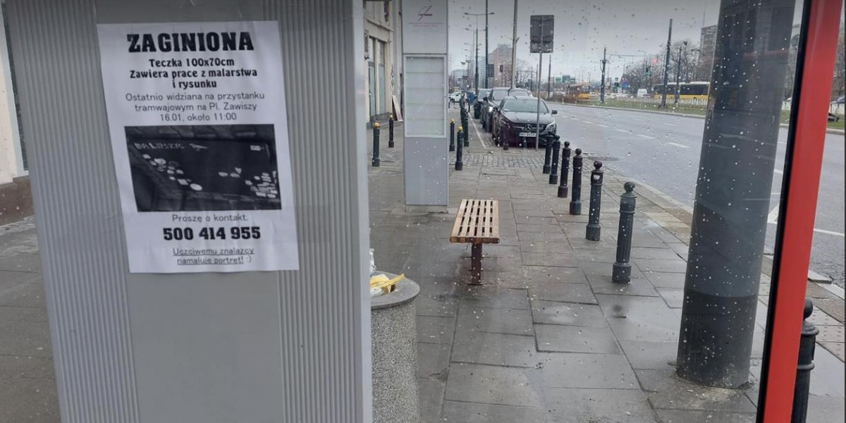 Teczka zaginęła na przystanku tramwajowym w Warszawie.