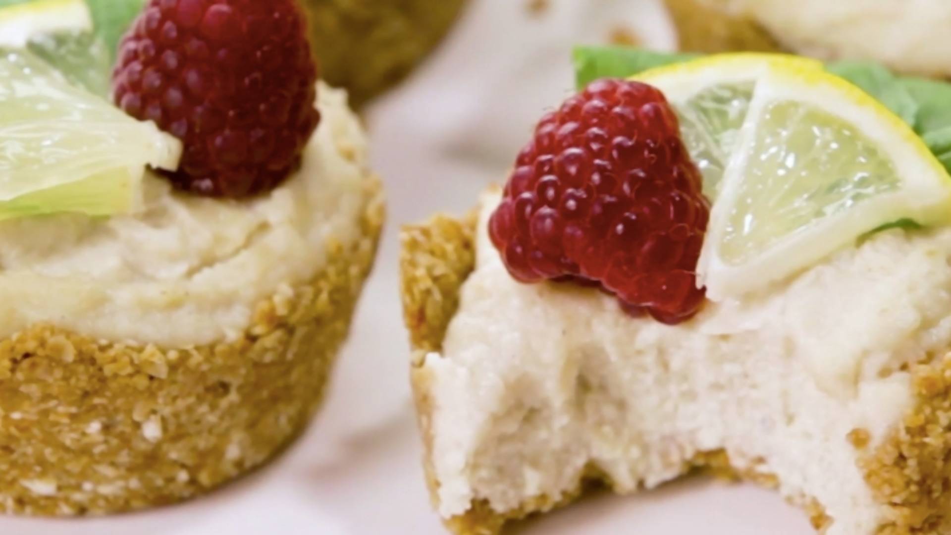 Vegánske cheesecake muffiny s malinami sú dezert, ktorý toto leto potrebuješ. Je sladký a svieži