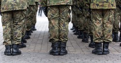 Szkoła przygotuje do służb mundurowych. Czy uczniowie będą ćwiczyć jak w wojsku? Ważne zmiany od 1 września