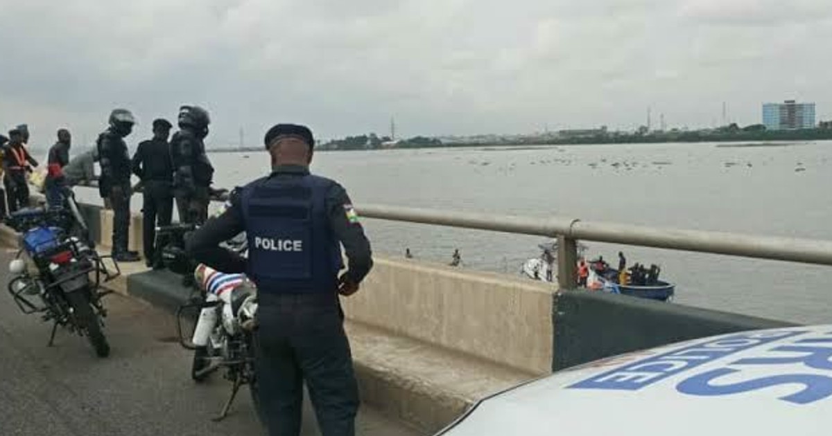 Police rescue American citizen from jumping into Lagos Lagoon - Vimarsana News