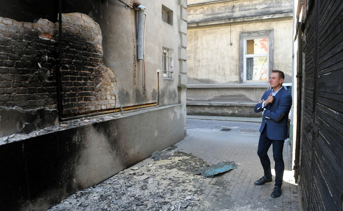 Poseł PO Krzysztof Brejza w miejscu pożaru jego kamienicy w Inowrocławiu