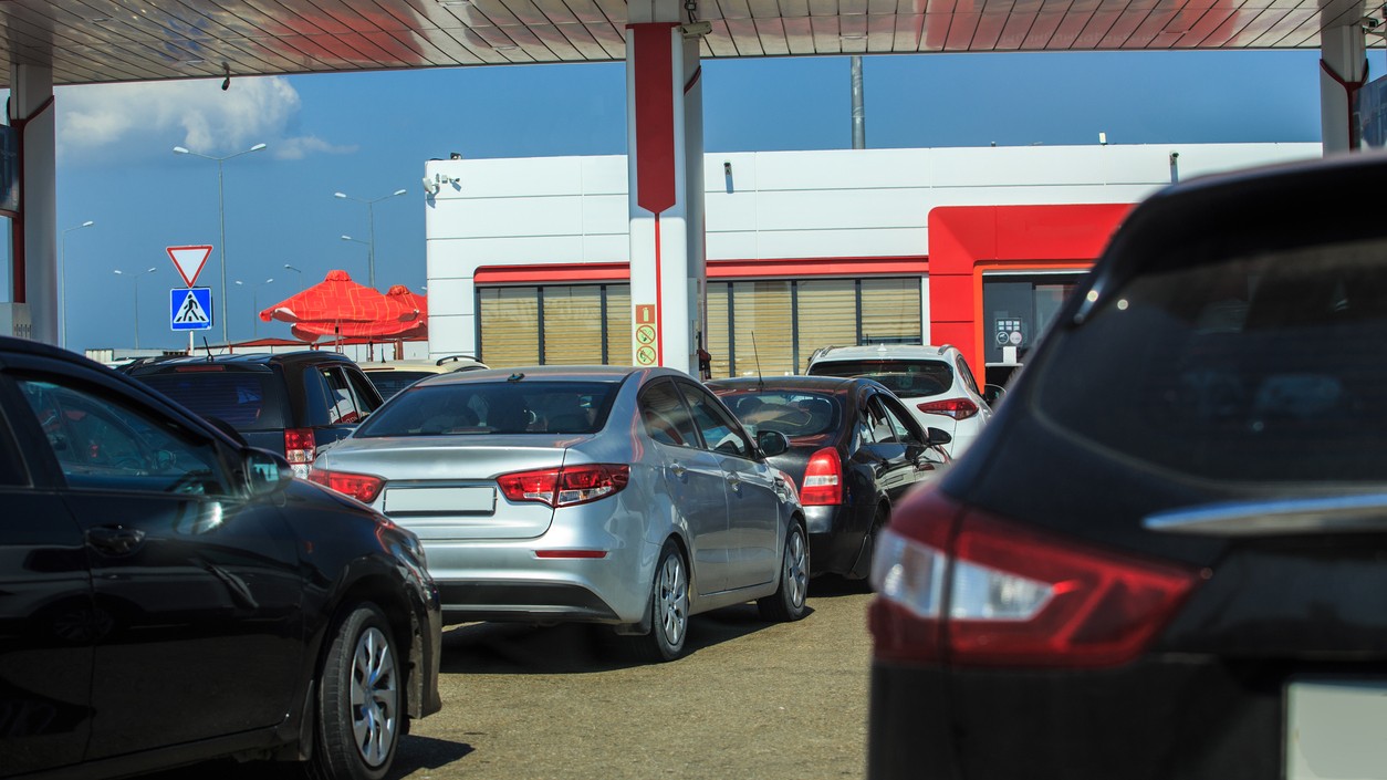 Podobné scény s dlhými čakacími dobami na tankovanie, ako na našej archívnej fotografii z Talianska, zatiaľ na Slovensku nepozorovať. Médiá však už medzičasom informovali, že motoristi sa prezieravo začali zásobovať pohonnými hmotami