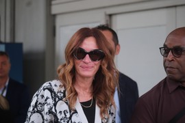 Džulija Roberts stigla u Veneciju i svi gledaju ČIJE LICE NOSI NA DŽEMPERU: U bermudama, patikama i sa DETALJEM koji modi daje ŠIRI SMISAO - slavna glumica PRVI PUT NA MOSTRI, dovodi je izuzetno važan film