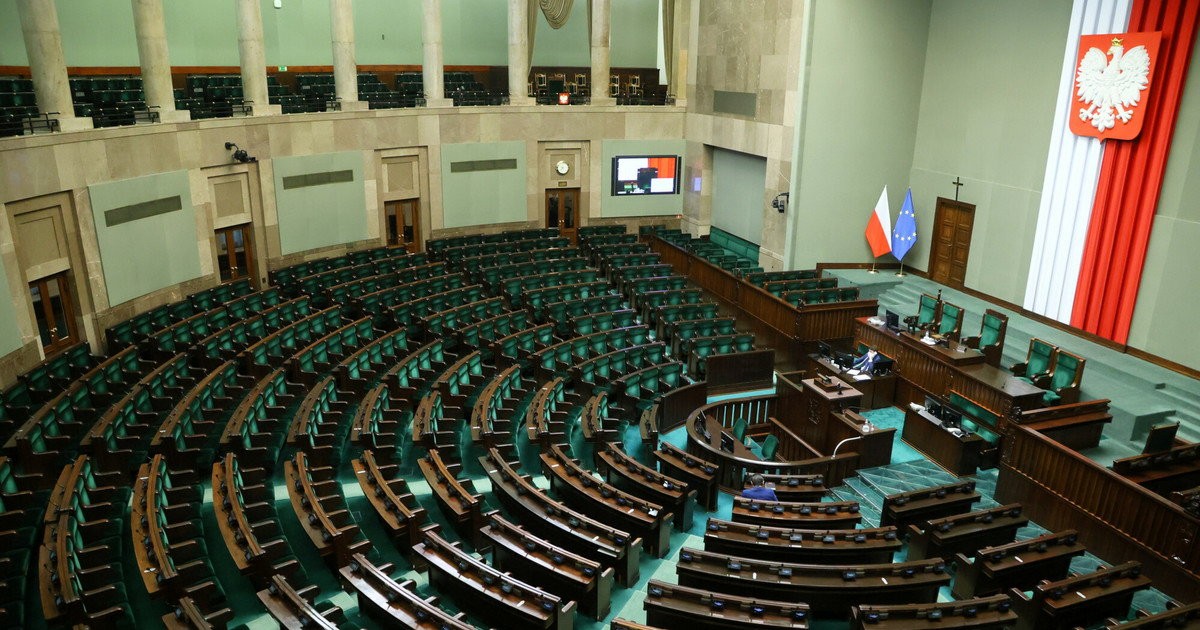 PiS i KO zostawiają resztę w tyle. Jest nowy sondaż partyjny