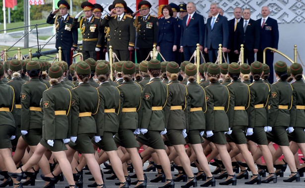 epa08411491 Belarus' President Alexander Lukashenko (3-L) salutes as he watches a military parade to mark the 75th anniversary of the Soviet Union's victory over Nazi Germany in the World War Two, in Minsk, Belarus, 09 May 2020. EPA/SERGEI GAPON/ POOL Dostawca: PAP/EPA.