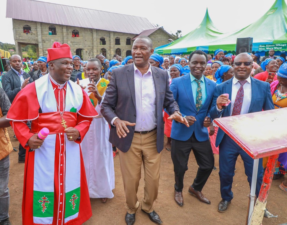 Gubernator Moses Badilisha Kiarie (w środku) na uroczystości religijnej w Weru w hrabstwie Nyandarua