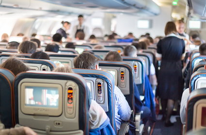 Pasażerowie sprawiają coraz więcej problemów w samolotach. Sięgają też po przemoc