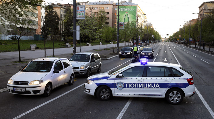 Szerb rendőrök ellenőrzik a járművezetőket Belgrád belvárosában a koronavírus-járvány miatt elrendelt kijárási tilalom idején /Fotó: MTI/EPA/Andrej Cukic