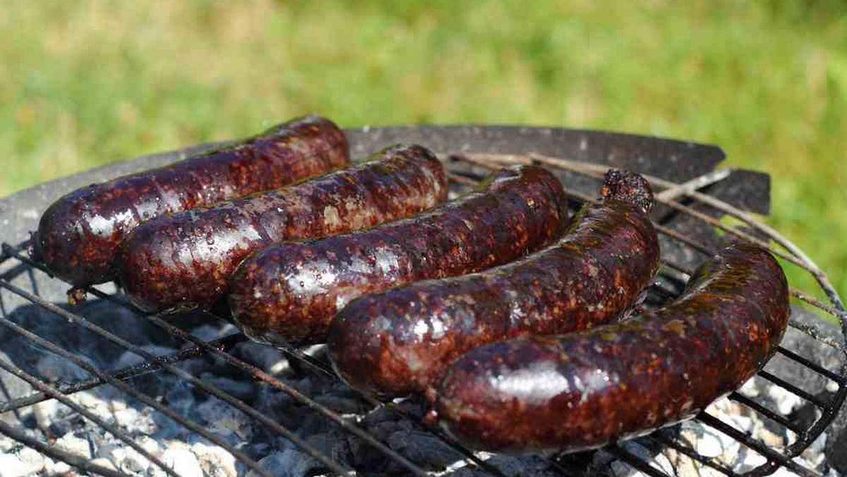 "Sezon na grilla trwa cały rok" - mówi PAP Life popularny kucharz Jakub Kuroń. Namawia on do eksperymentowania podczas przygotowywania potraw z grilla. "Zamiast kaszanki i tłustych żeberek grillujcie warzywa" - przekonuje.