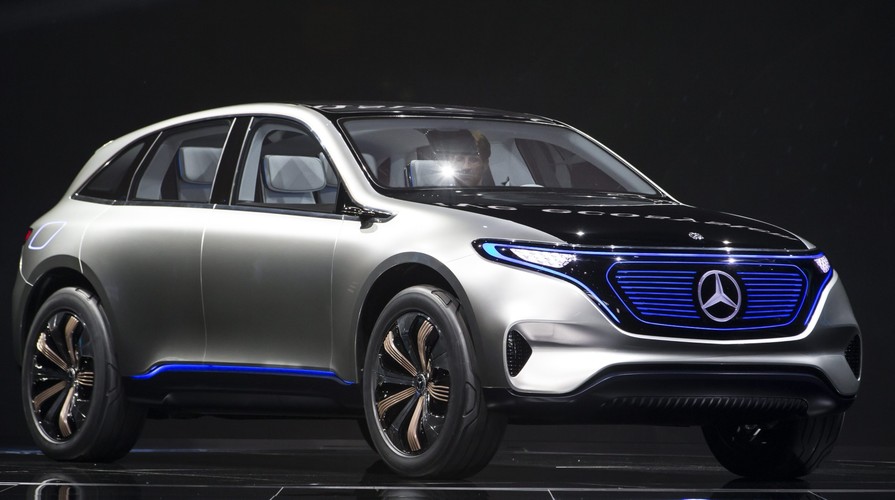 Wśród paryskich premier z silnikami elektrycznymi znalazł się koncepcyjny model Mercedesa – EQ. Niemiecki producent poinformował, że pod tą nazwą będzie tworzyć dalsze pojazdy elektryczne, a do 2025 roku przedstawi 10 takich modeli.<br><br>
France Paris Motor Show - Mercedes-Benz Generation EQ