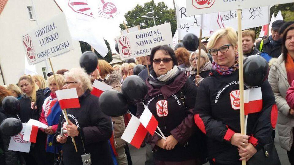 W Gorzowie podobnie jak całym kraju nauczyciele protestowali dziś przeciwko planowanej reformie edukacji. W pikiecie przed Urzędem Wojewódzkim zdaniem organizatorów wzięło udział ok. 300 osób.