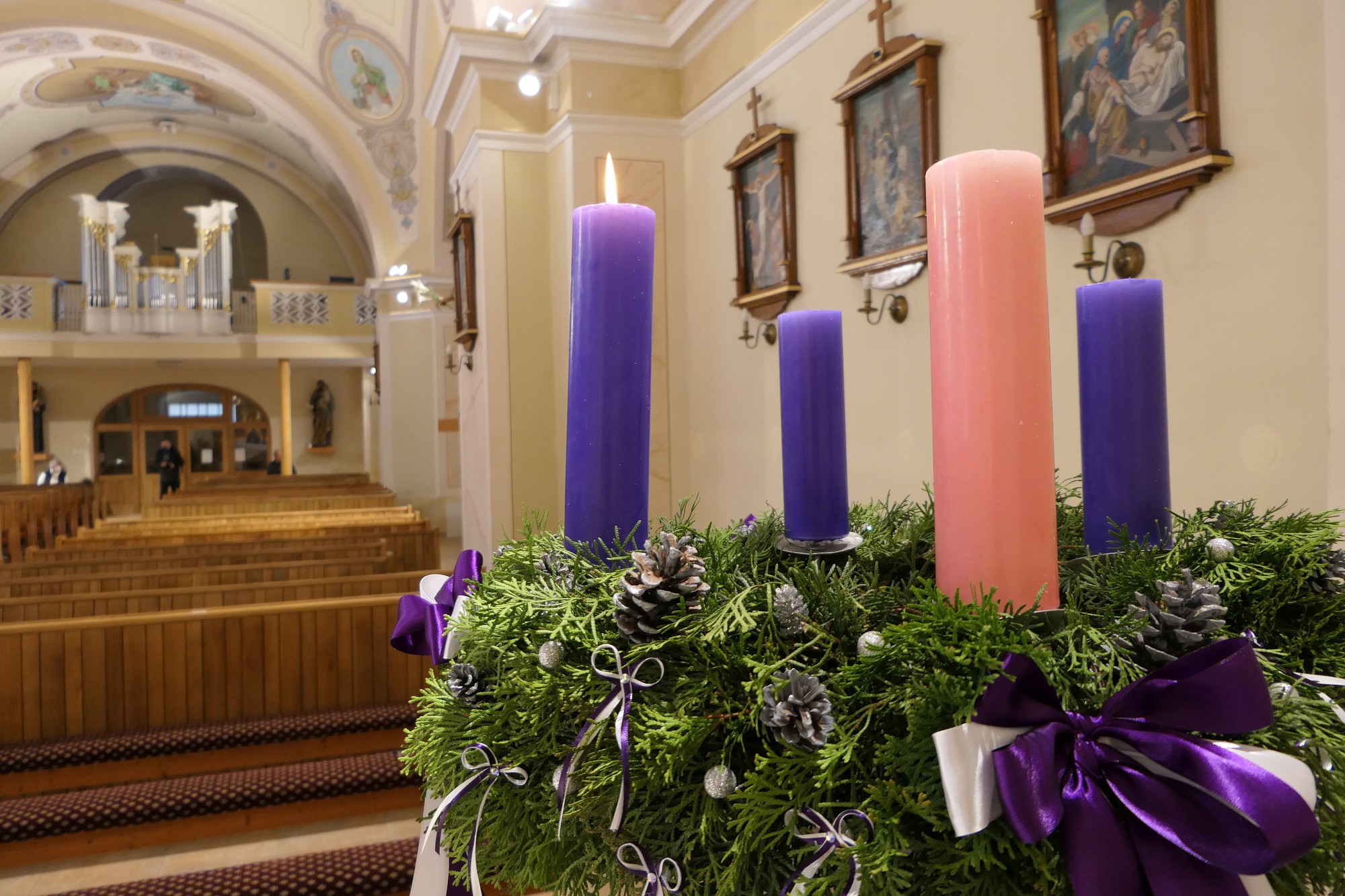 Na adventnom venci by mali byť tri fialové sviečky a jedna ružová.