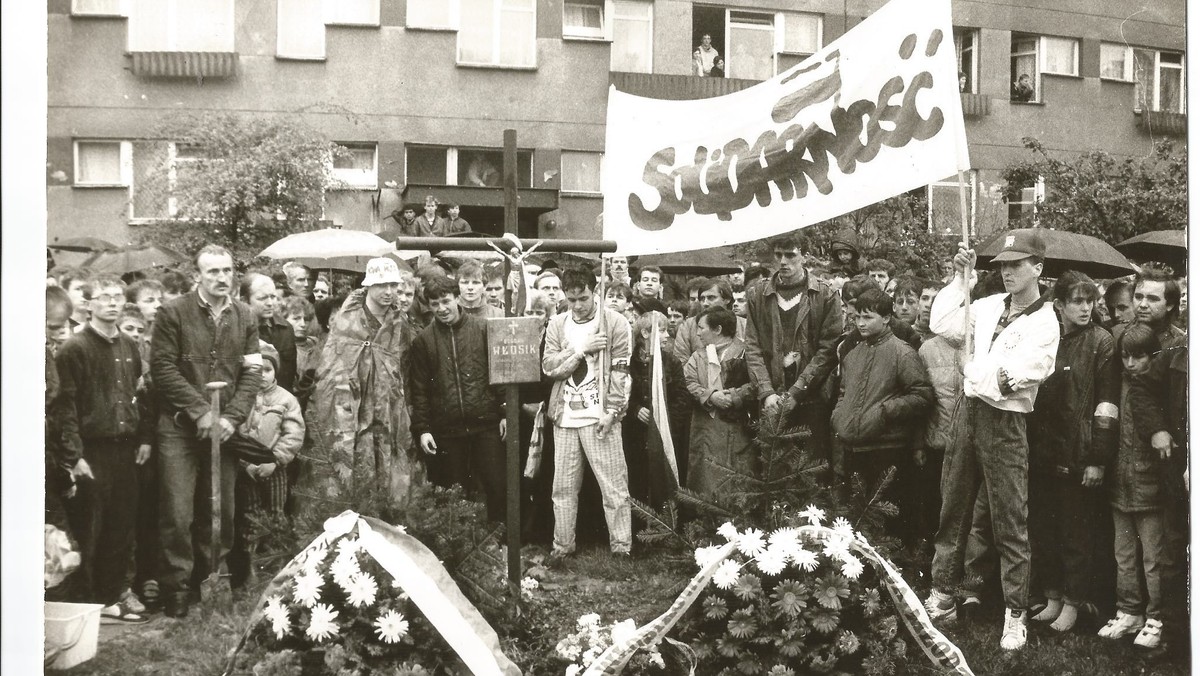 Dziś, 13 października mija kolejna rocznica tragicznej śmierci Bogdana Włosika, zastrzelonego w Krakowie - Nowej Hucie przez funkcjonariusza komunistycznej bezpieki. Na podstawie informacji przygotowanych przez Stowarzyszenie Sieć Solidarności przypominam najważniejsze fakty.