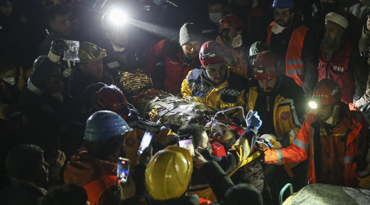 Még 5 nappal a tragikus földrengés után is kutatják a romok alá szorult embereket a mentőcsapatok. A halálos áldozatok szám átlépte a 30 ezer főt. / Fotó: MTI/AP/Emrah Gürel
