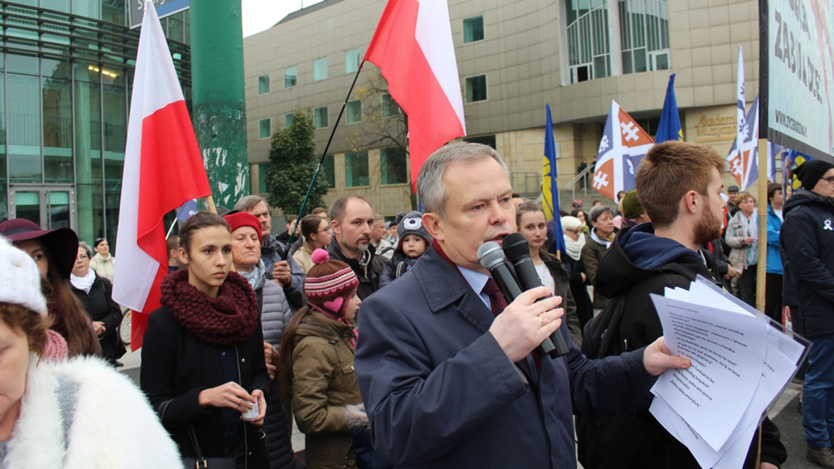 W rocznicę zeszłorocznego "czarnego protestu" kobiety ponowie wyjdą na ulice polskich miast w obronie swoich praw. Poznań również przyłącza się do akcji Ogólnopolskiego Strajku Kobiet. Początek protestu dzisiaj o 18 na placu Wolności. W tym samym czasie i miejscu wielkopolska Prawica Rzeczypospolitej rozpocznie kontrmanifestację.