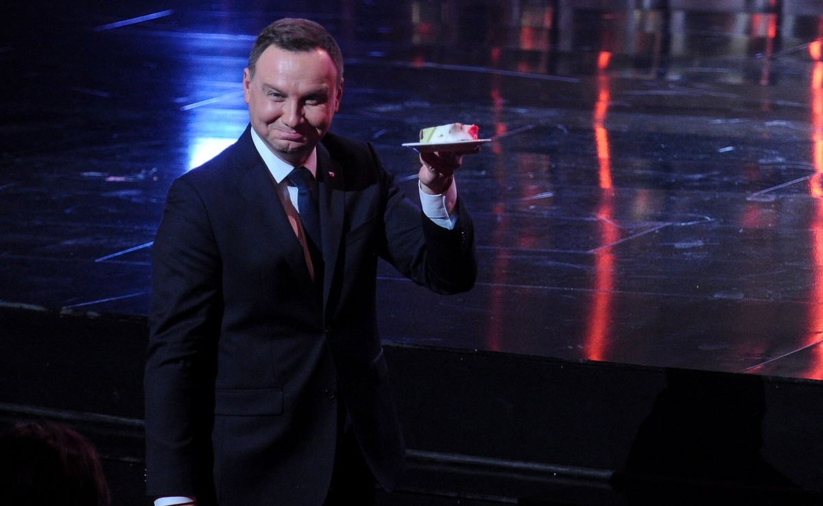 Andrzej Duda z tortem