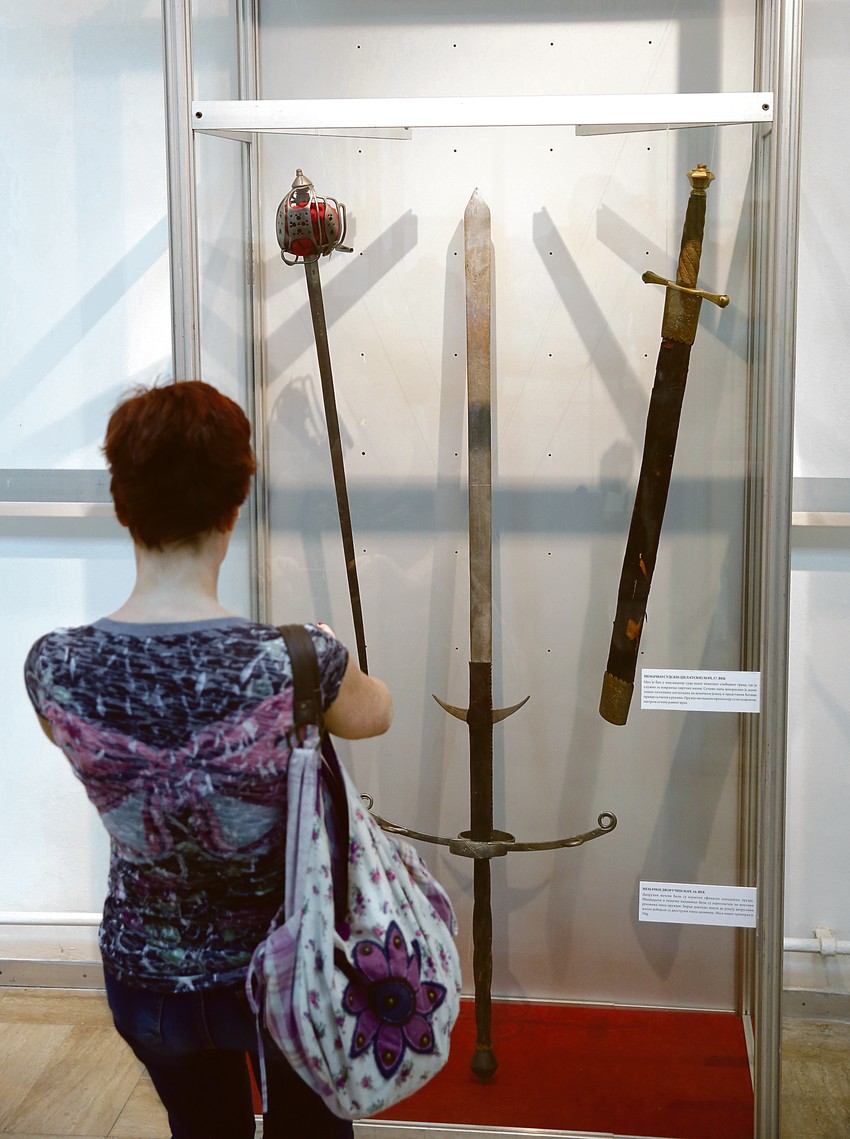 Sleva nadesno: škotski mač tipa "Claidheamh Beag", kraj 16. v, nemački dvoručni mač iz 16. v. i nemački sudski (dželatski) mač iz 17. v.