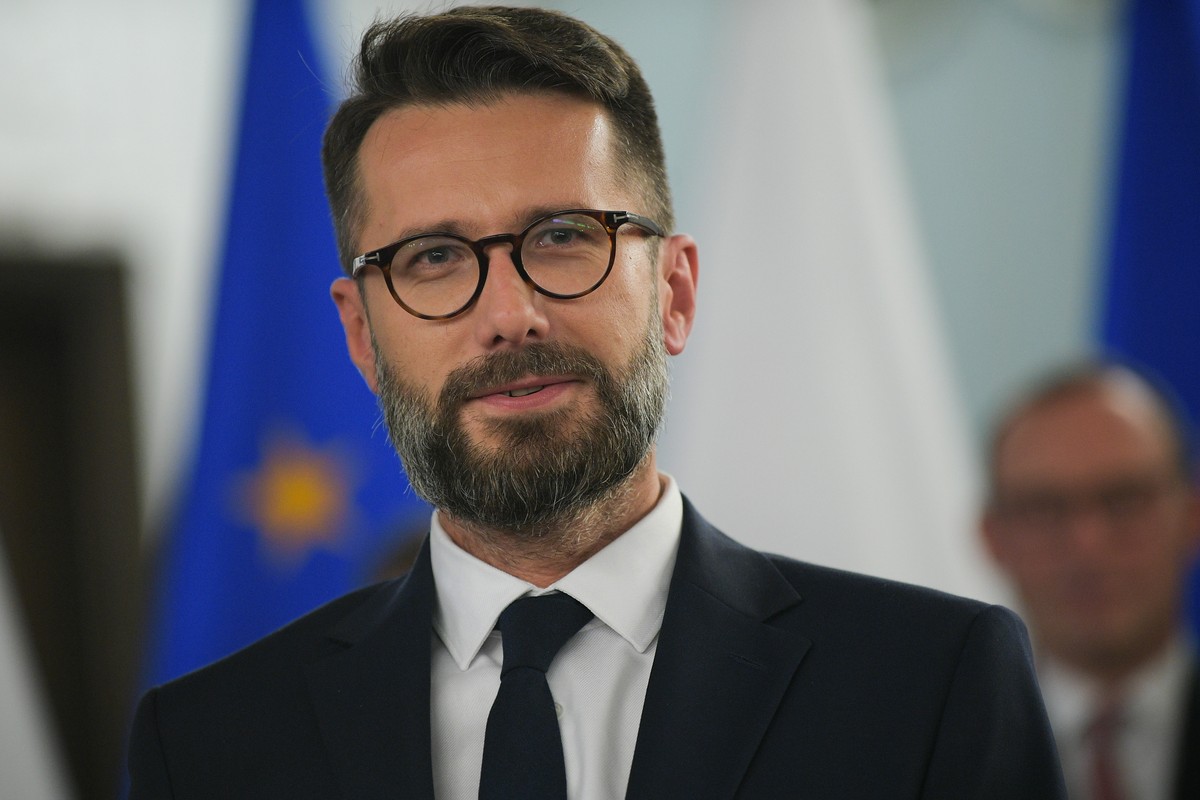 Poseł PiS Radosław Fogiel podczas uroczystości wręczenia nowym posłom Sejmu X kadencji zaświadczeń o wyborze.