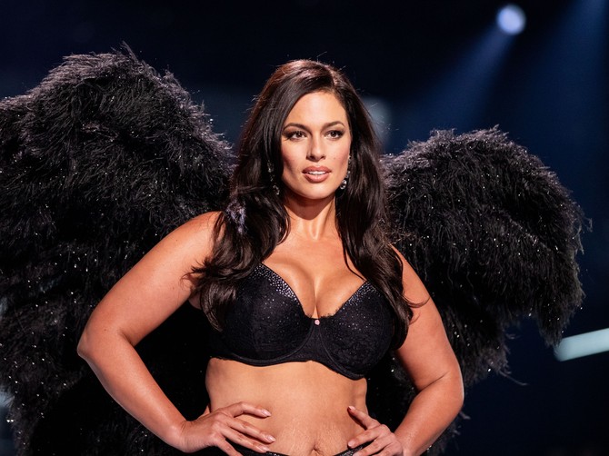 Ima skoro 100 kg, a pistom Victoria's Secret šeta u donjem vešu i grmi od sampouzdanja