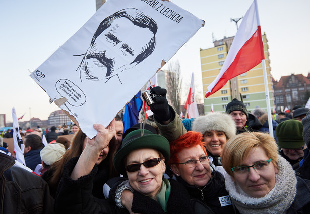 W sobotę w Warszawie odbyła się manifestacja pod hasłem "My, naród" zorganizowana przez Komitet Obrony Demokracji, której celem było m.in. - jak mówił lider KOD Mateusz Kijowski - okazanie solidarności z Lechem Wałęsą.