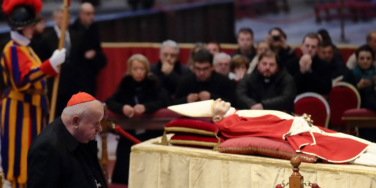 Wierni oddają hołd Benedyktowi XVI. W Watykanie są już polscy hierarchowie.