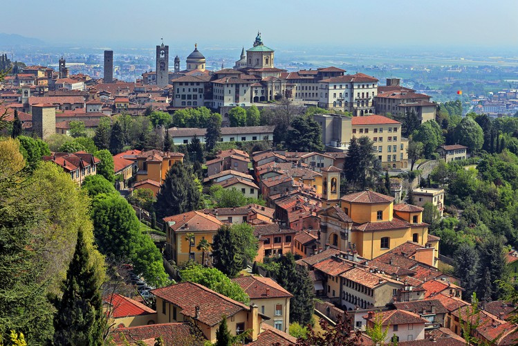 Bergamo<br><br>Bergamo to właściwie nie jedno, ale dwa miasta. Città Alta, położone na wzgórzu to średniowieczna osada, w której odnajdą się miłośnicy zabytków. Podróżni, którzy chcą dobrze zjeść, zrobić zakupy i poczuć kosmopolityczny zgiełk będą woleli współczesne Citta Bassa. Podróżować między jednym a drugim Bergamo najlepiej jest kolejką szynową, z której można podziwiać okolice w pełnej krasie.