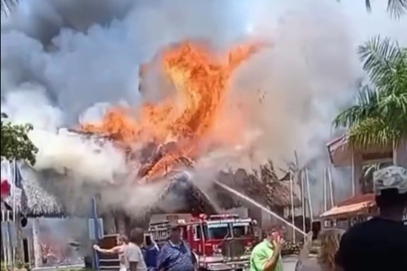 (VIDEO) TRAGEDIJA U RAJU NA KARIBIMA! Stravičan požar progutao poznati hotel, poginula žena, evakuisano 1.700 turista
