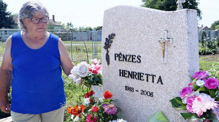 Pénzes Heni nagymamája, Erzsike betegen is kijár hetente háromszor unokája sírjához / Fotó: Fuszek Gábor