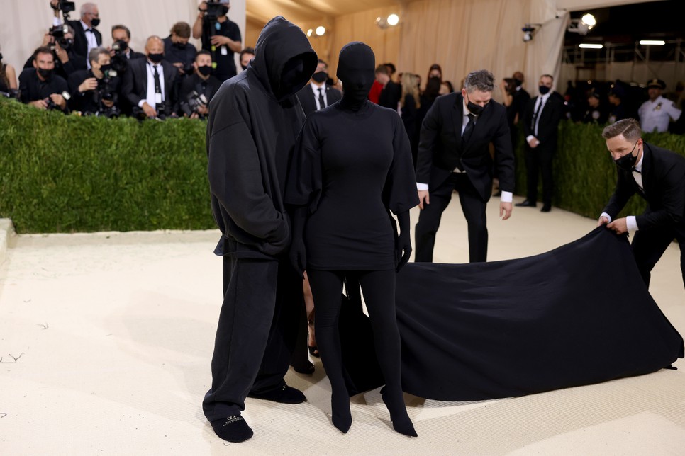 Kim Kardashian a 2021-es Met gálás szettjével minden vörös szőnyeges szabályt felülírt