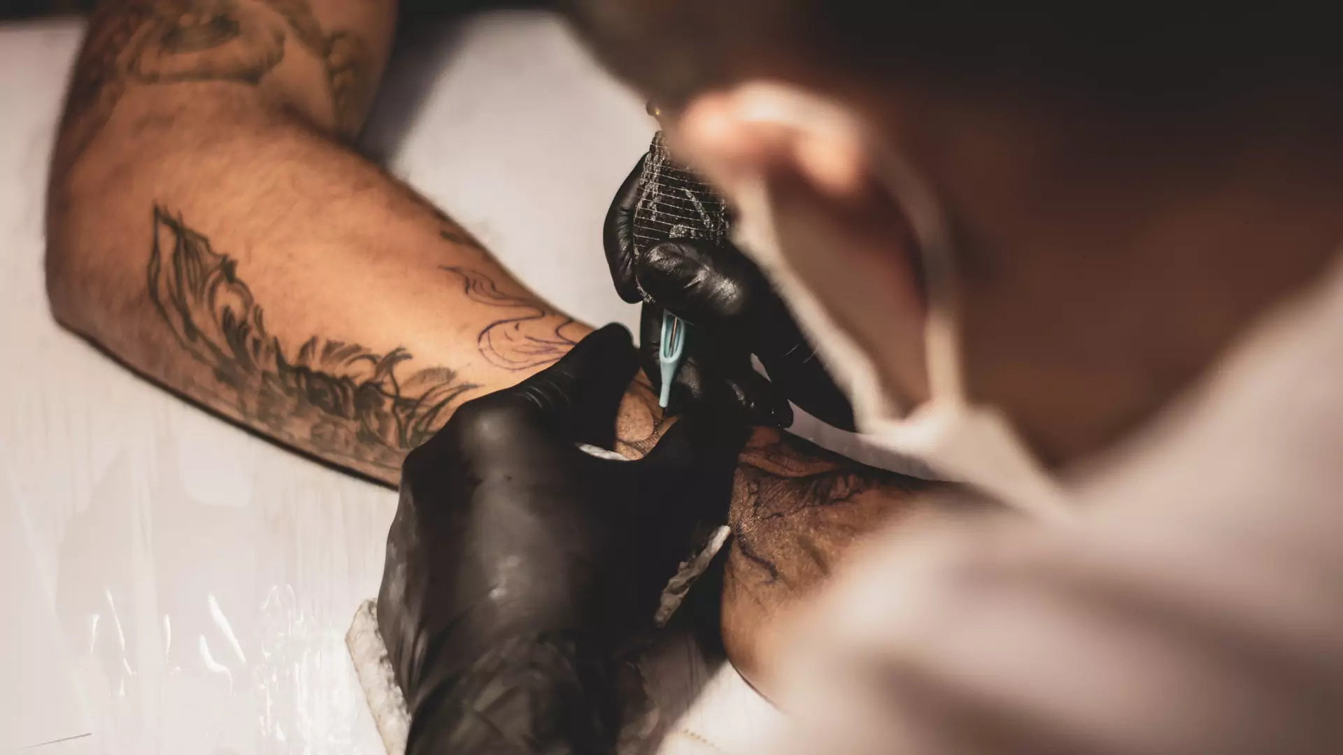 Laserowe usuwanie tatuaży - czy to boli i czy zawsze zostają po nim blizny?