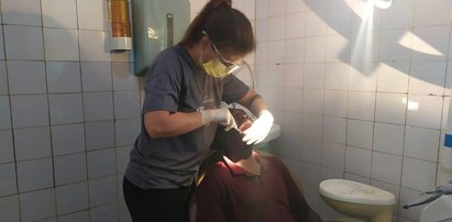 Polska dentystka poleciała do Kamerunu. Już na starcie wyrwała 26 zębów. Jej opowieści wywołują zimny pot