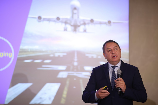 Dyrektor generalny ACI World Luis Felipe de Oliveira podczas konferencji prasowej "Podsumowanie 2021 i plany oraz wyzwania 2022 w Kraków Airport".